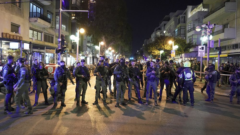 İsrail askeri baskınının ardından işgal mülkü Batı Şeria’da üç Filistinliyi öldürdükten sonra Tel Aviv’de ateş açıldı