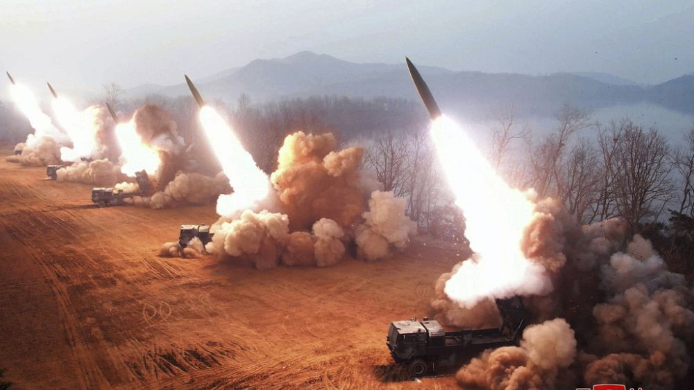 Kim Jong Un, Güney’e saldırı simülasyonu yapan Kuzey Kore birliklerini deniyor