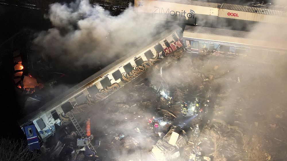 “Korkunç bir gece”: Yunanistan’da yangın tren çarpışmasında en az 32 ölü ve 85 yaralı