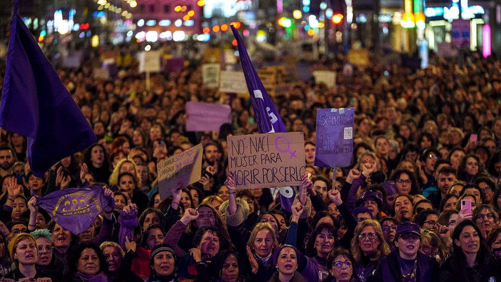 Milletvekilleri cinsel rıza yasasını tartışırken İspanya’da binlerce kişi Dünya Kadınlar Günü için yürüdü