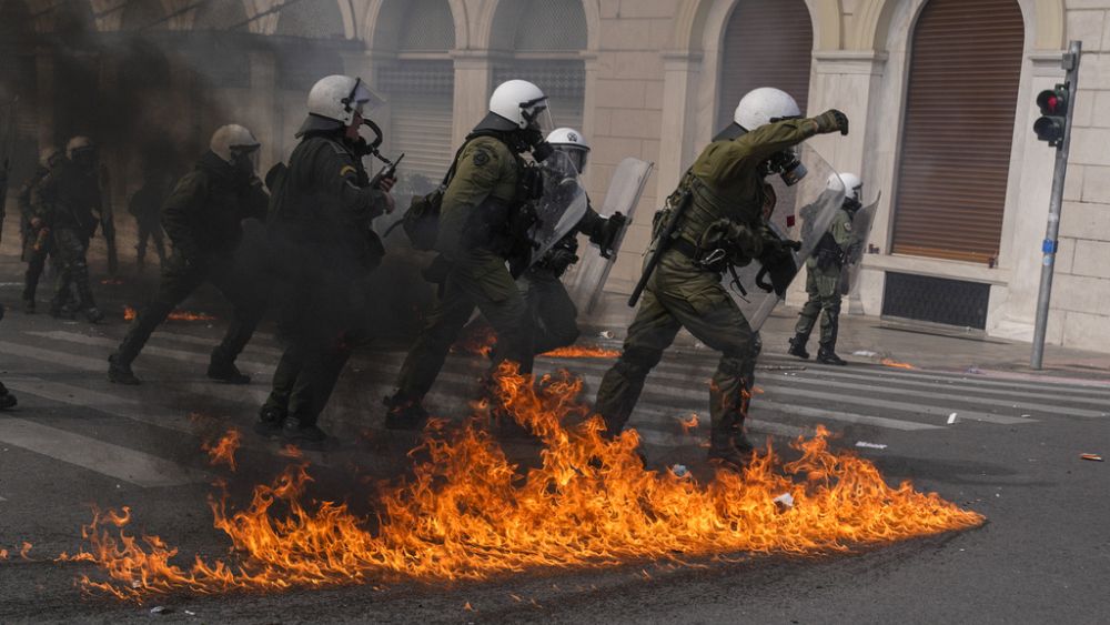 Ölümcül Yunan demiryolu kazası nedeniyle grevler, protestolar ve çatışmalar