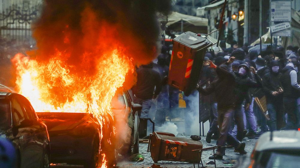 Şampiyonlar Ligi maçı öncesi Napoli ve Frankfurt taraftarları ortalığı kasıp kavurdu.