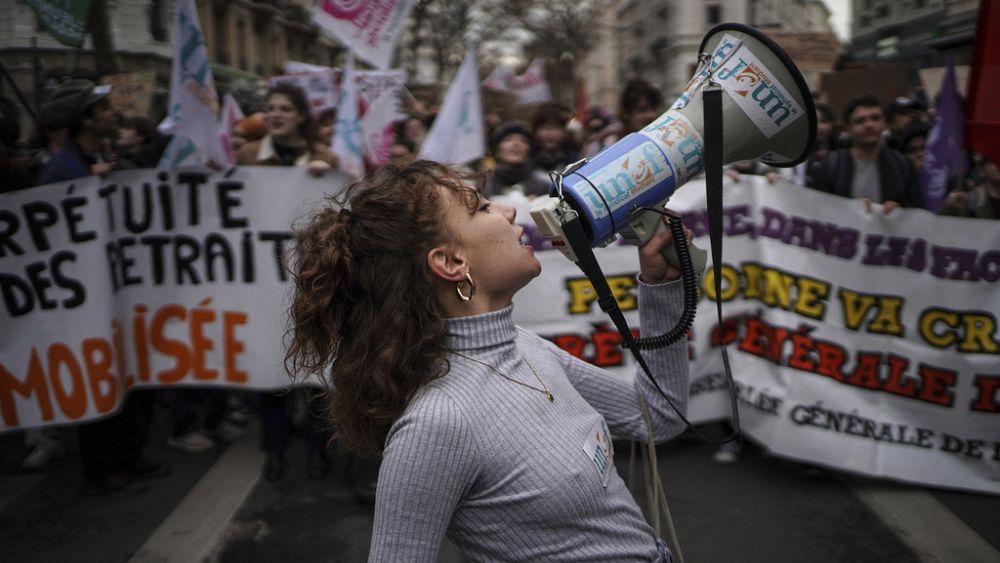 Sendika ‘sembolik hareketle’ Stade de France’ın gücünü keserken öğrencileri Fransa’da emekli maaşı ıslahatını protesto etti