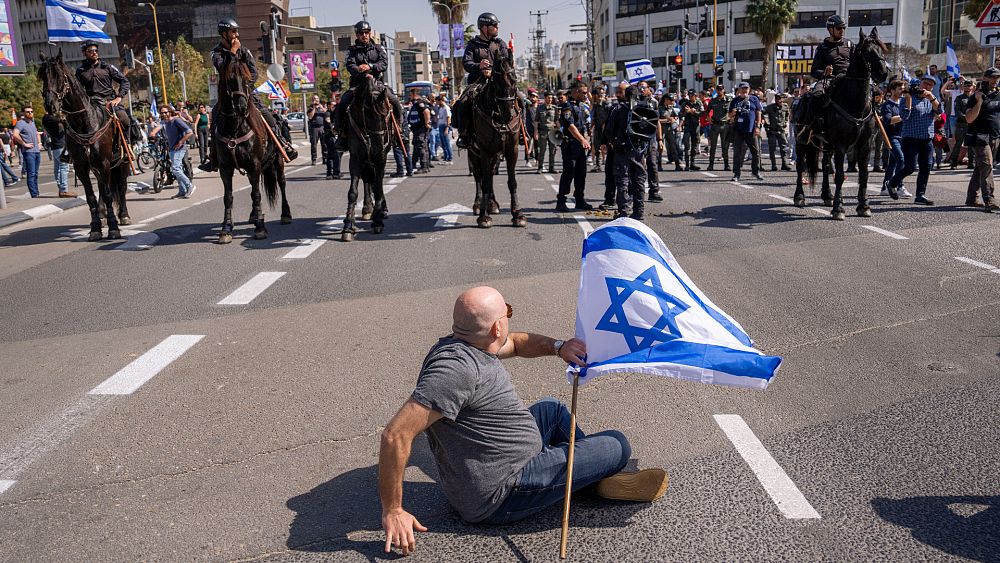 Sersemletici bombalar ve tazyikli su: Polis, İsrail’in adli revizyonuna karşı protestoları bastırdı