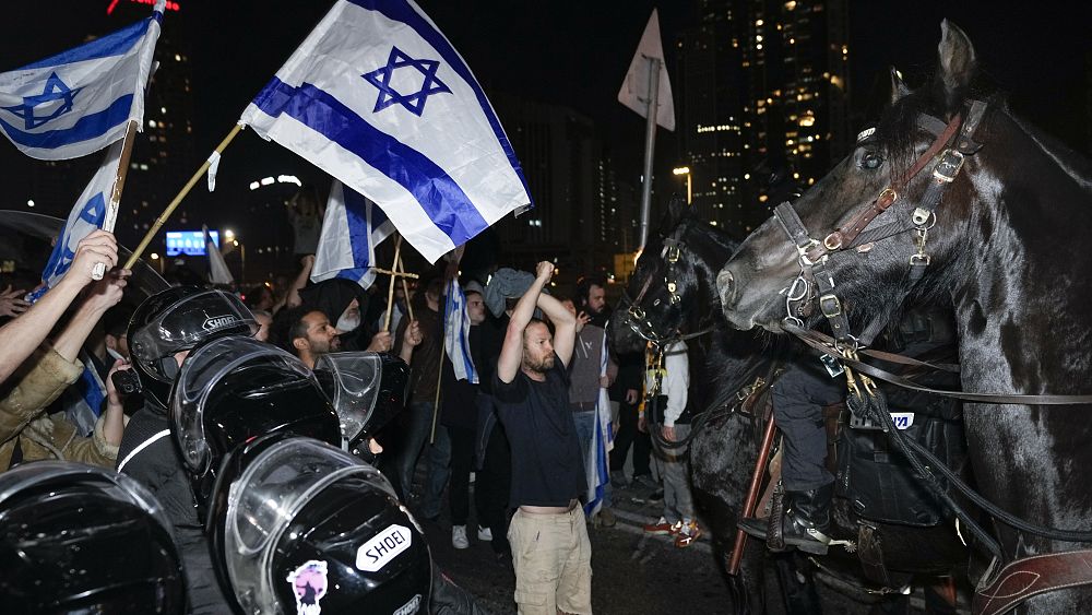 Tel Aviv’de binlerce kişi, hükümet İsrail’in kanuni sistemini elden geçirme planlarını protesto etti