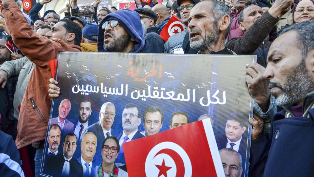Tunuslular protesto yasağına meydan okudu ve cumhurbaşkanına karşı yürüdü