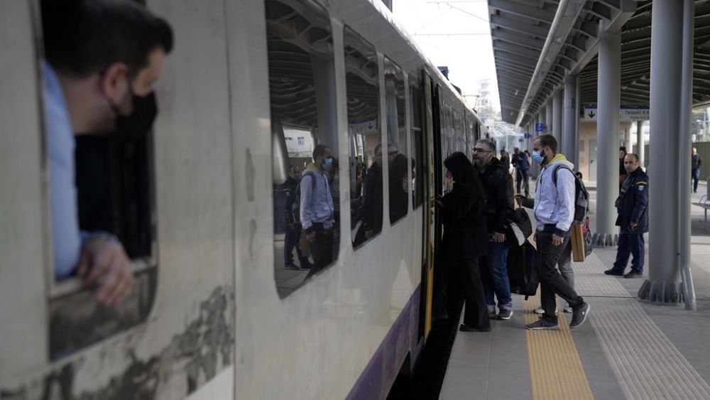 Yunanistan, nakil felaketinden üç hafta sonra tren hizmetlerini vücutları olarak yeniden yüklemeye başladı