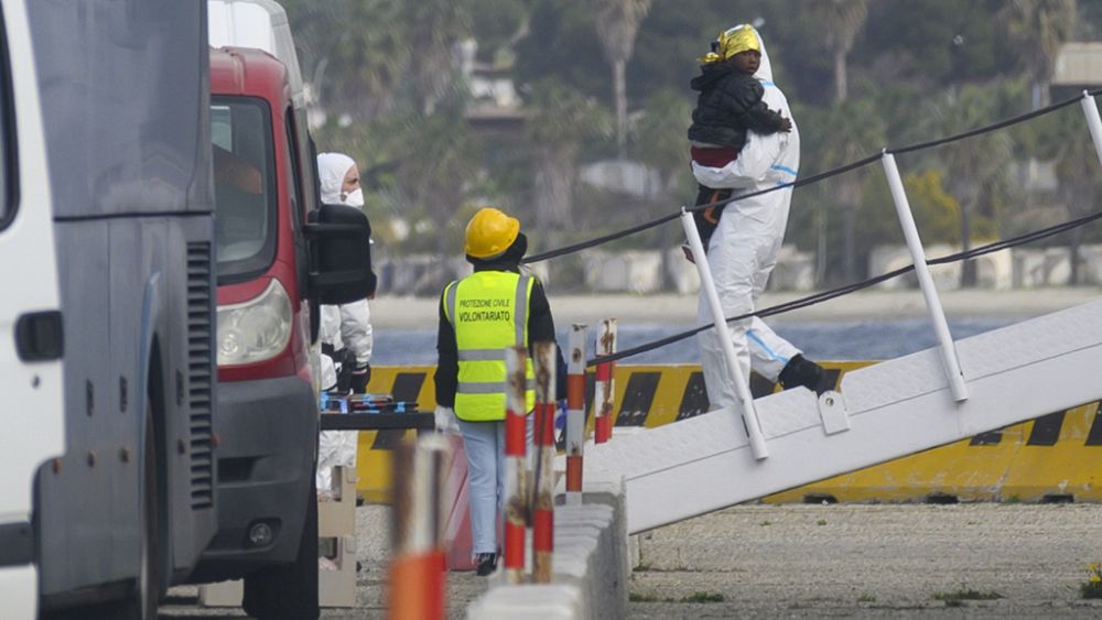 650 göçmen ‘kriz’ çevresinde Lampedusa’dan tahliye edildi