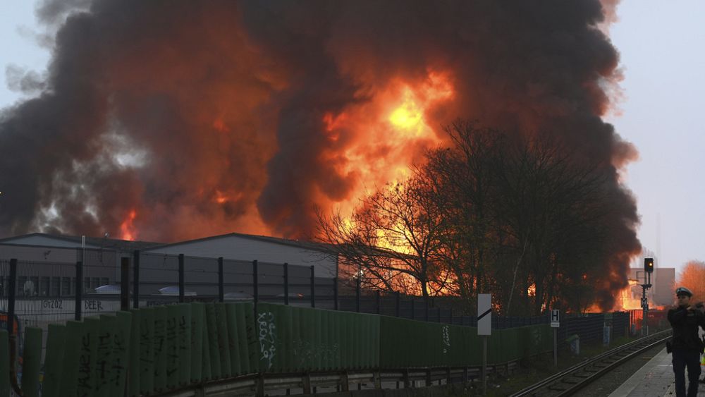 Almanya: Hamburg’daki büyük depo yangınından sonra maliyeti duman alarmı