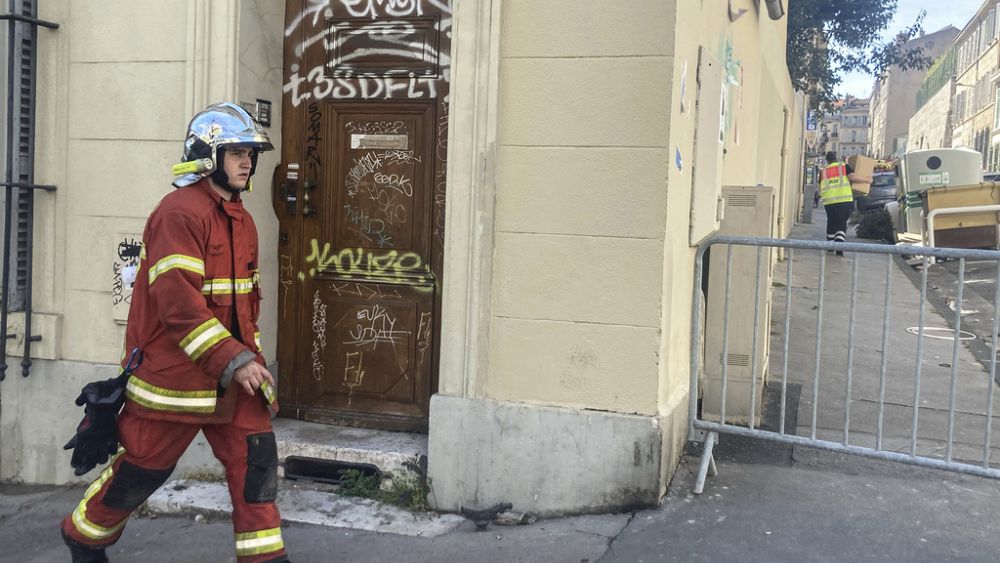 İtfaiyeciler, Marsilya binasının çöküşünden 48 saat sonra hayatta kalanları bulabileceklerinden umutlu