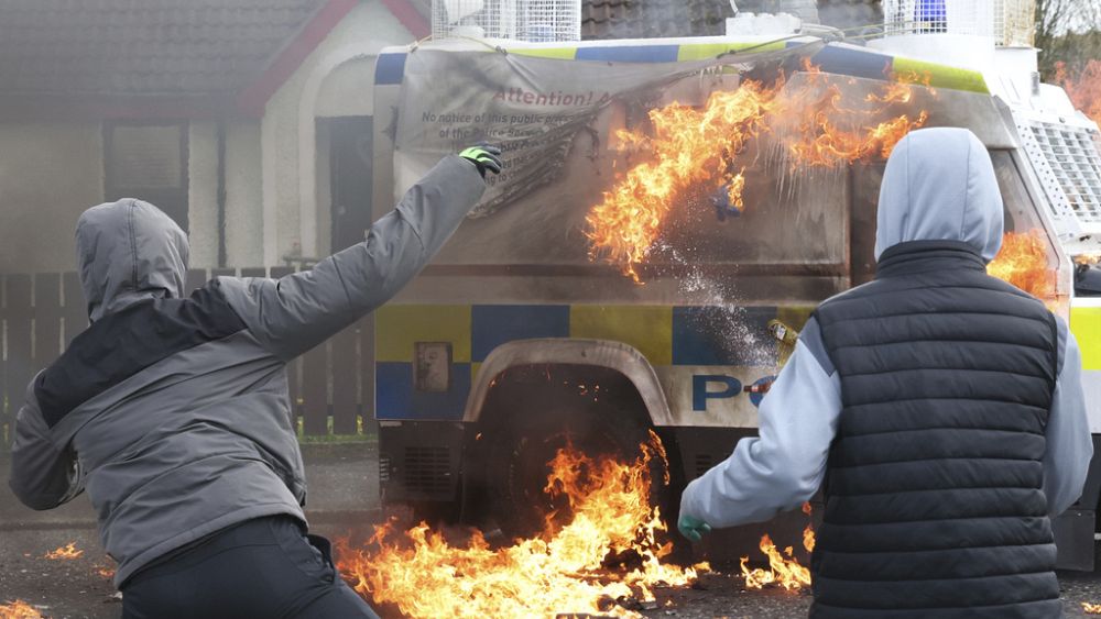 Kuzey İrlanda barış anlaşmasını protesto etmek için polis aracına ateş açıldı