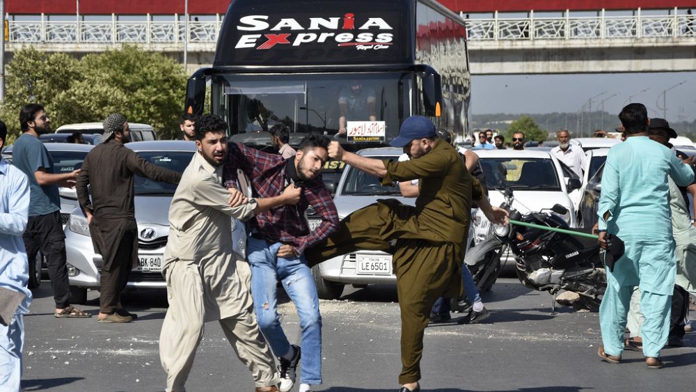 Pakistan’ın eski Başbakanı İmran Han’ın tutuklanması şiddet olaylarını alevlendirdi