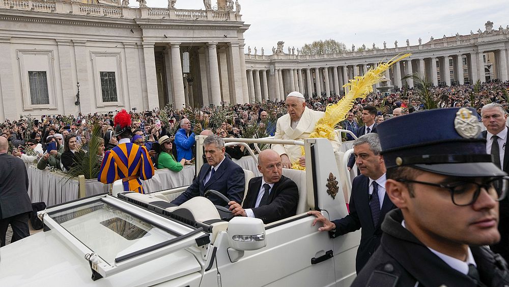 Papa Francis, doktorun taburcu oluşu bir gün sonra Palm Sunday ayininde “marjinalize edilmişleri” savundu