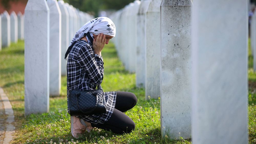 1995 Srebrenica katliamının yıldönümünü anmak için binlerce kişi Bosna’da toplandı