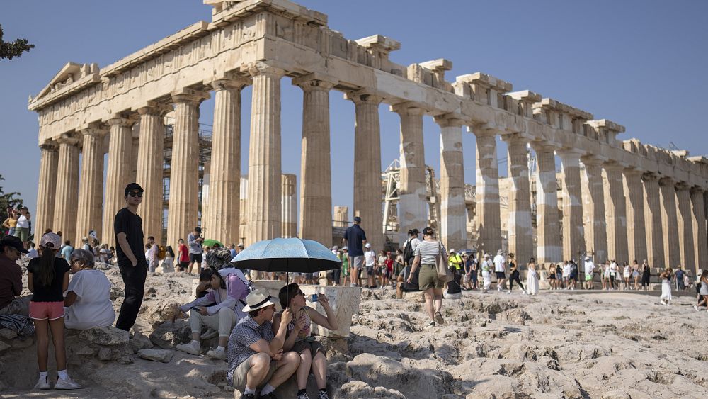 Bazı keyifler bayılma büyüleri yaşarken, sıcaklık Akropolis’i geçici olarak açmaya zorluyor