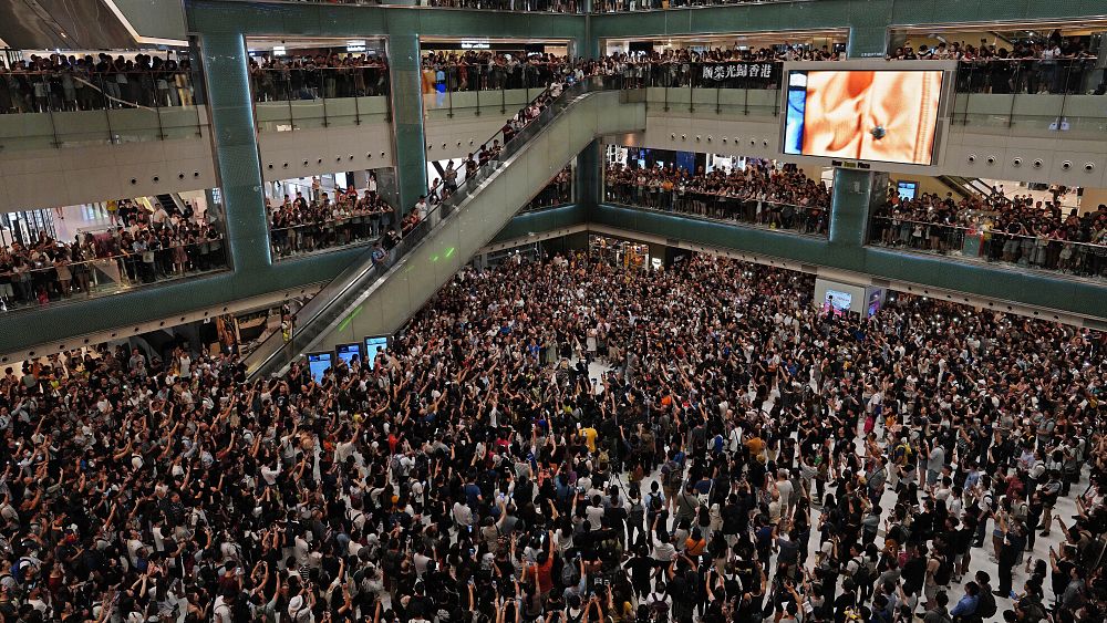 Bir Hong Kong mahkemesi, Google’ın meydan okumasının ardından hükümetin popüler protesto şarkısına yasak yönelik yanıtıni reddetme