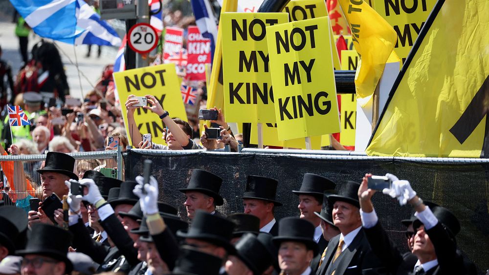 Charles III, Edinburgh töreninde protestocular ve hayranlar tarafından karşılandı