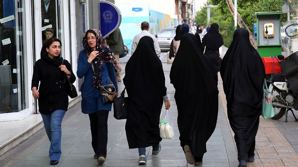 İran’ın ahlak polisi katı İslami kıyafet kurallarını uygulamak için sokaklara geri döndü