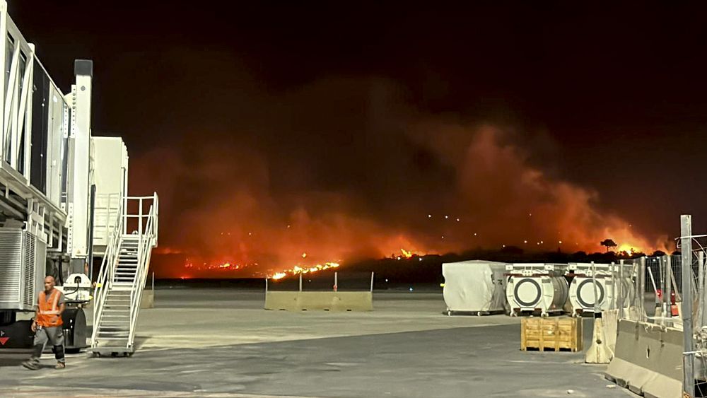 Şiddetli fırtınalar, güneyde orman yangınları yaşarken İtalya’nın kuzeyini vuruyor