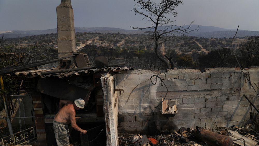 Yunanistan, ülke yeni sıcak hava sıcaklıklarına ulaşırken alevleri kontrol altına almakta zorlanıyor