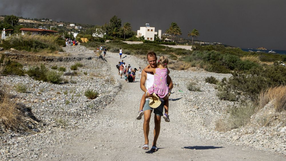 Yunanistan’ın Rodos Adasında alevler devam ederken, ülke çapındaki düzinelercesi daha patlak verdi.