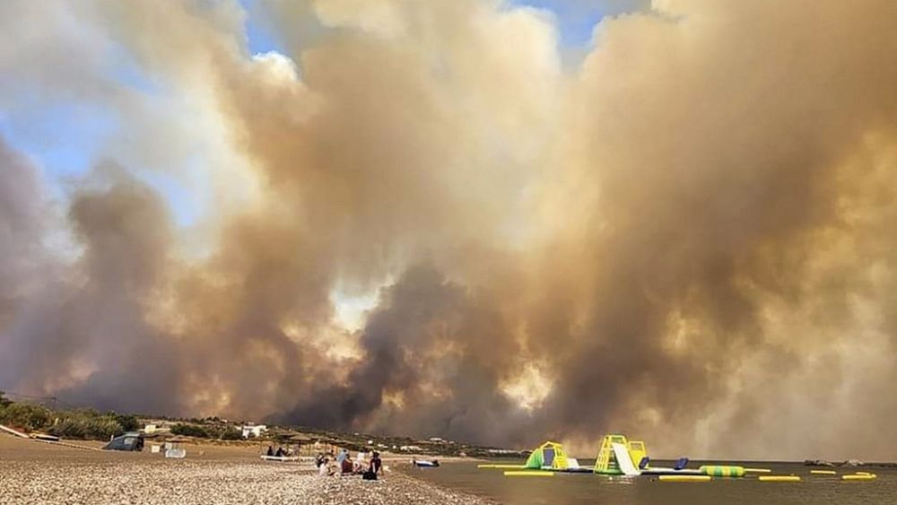 Yunanistan’ın Rodos Adasında çıkan orman yangını nedeniyle aralarındaki yuvaların de bulunduğu 2 bin kişi tahliye edildi