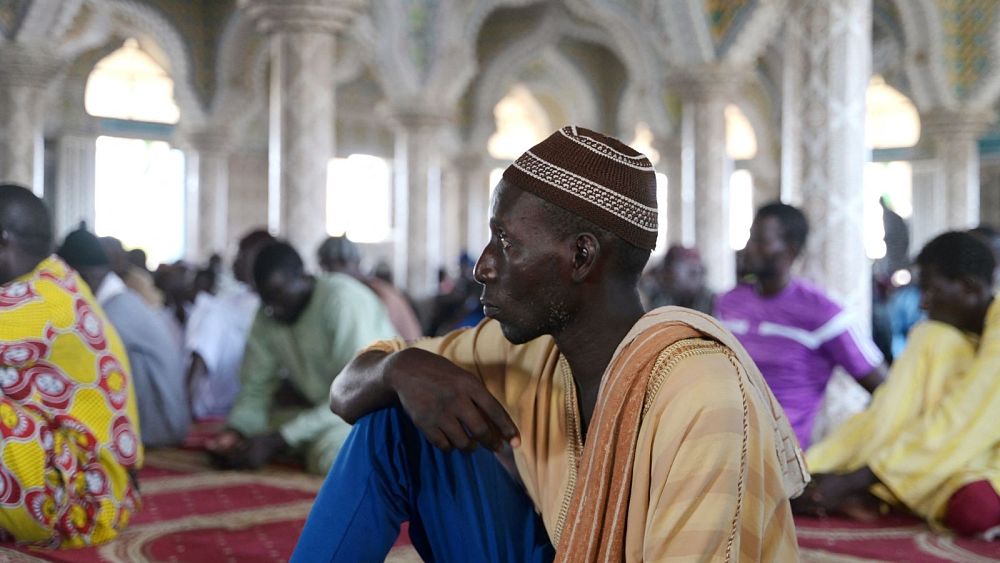 Cape Verde’deki bir balıkçı kasabası, hain Avrupa yolculuğunda ölenler için dua ediyor