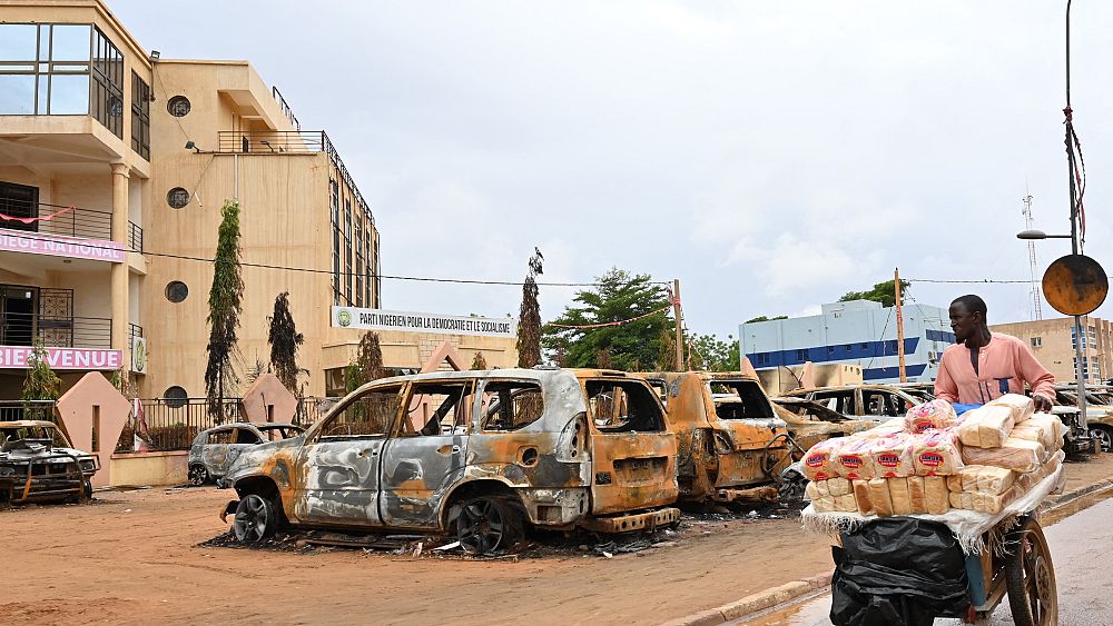 ECOWAS, Nijer cuntasının oğlu teslim sonunda karşı gelen hava sahasını kapatmasının ardından Perşembe günü toplanacak