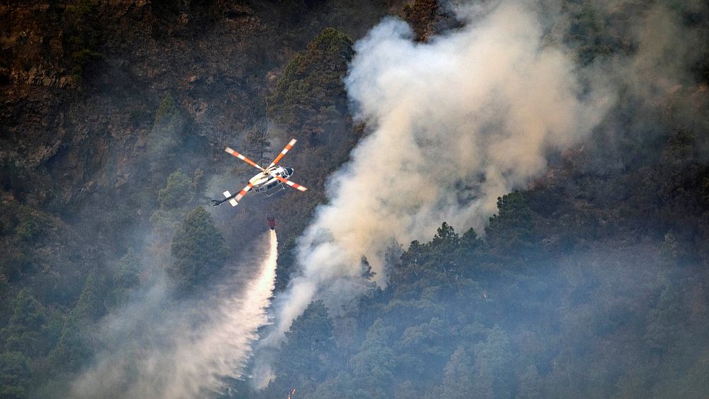 Geceleri serin hava, Tenerife itfaiyecilerinin orman yangınıyla mücadele etmeye yardımcı oluyor