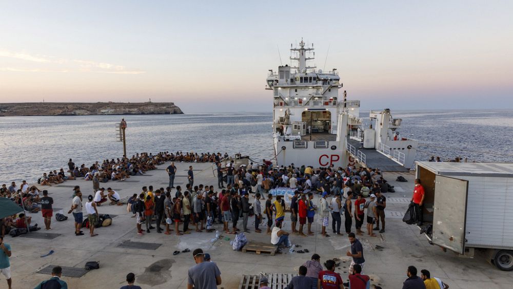 Hafta sonu rekor sayıda göçmenin gelmesinin ardından Lampedusa baskı altında