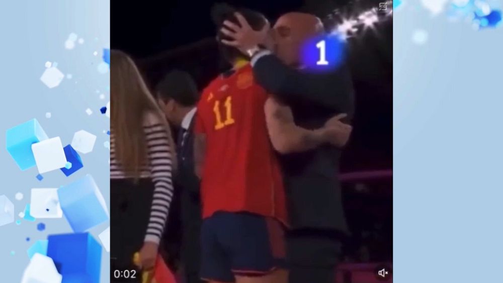 İspanyol futbol liderinin bir Kadınlar Dünya Kupası yıldızını çıkışından öpüşmesine öfkeli tepki