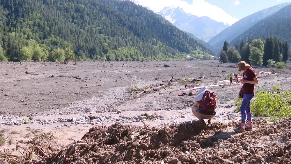 Kurtarma ekipleri, Gürcistan’daki toprak kaymasından sağ kurtulanları kullanmaya devam ediyor