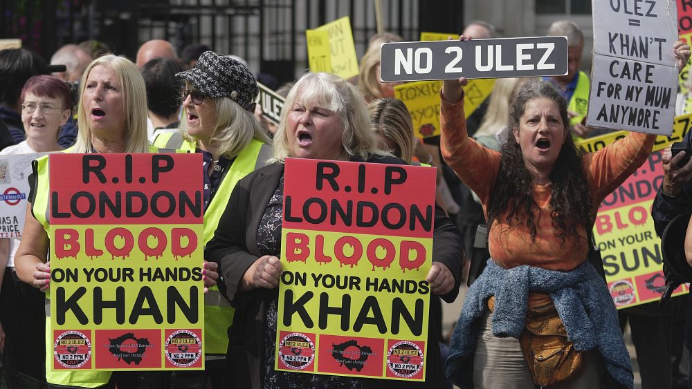 Londra’nın çevreyi kirleten araç sürücülerini cezalandırma planı protestolara yol açtı ve siyasi heyecanları alevlendirdi