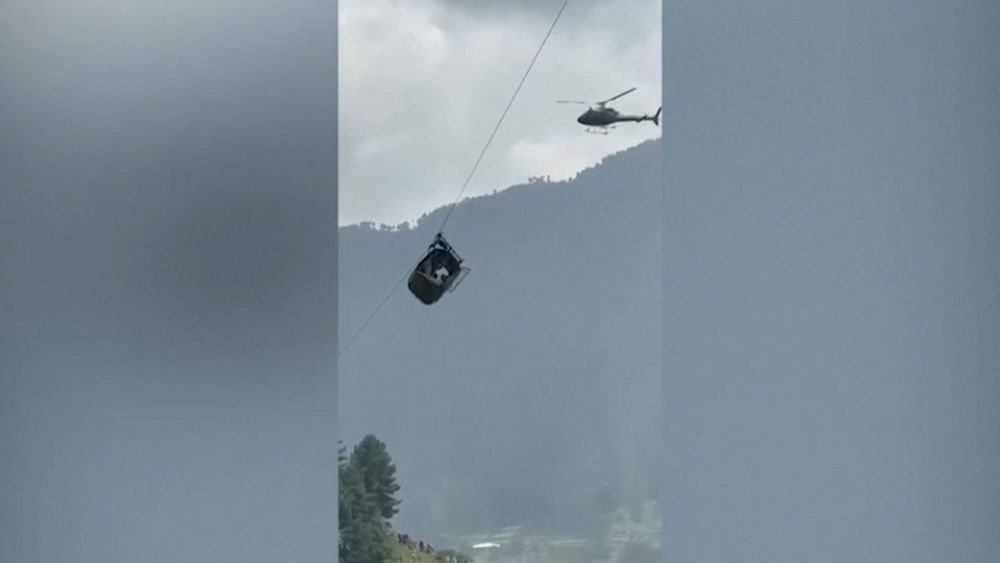 Pakistan’da teleferikte mahsur kalan 8 kişi kaydedildi