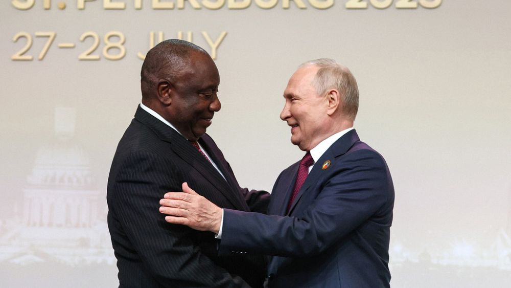 Putin’in bu hafta Güney Afrika’da bir zirvede olması gerekiyordu.  Neden uzak anlaşılmak istendi?