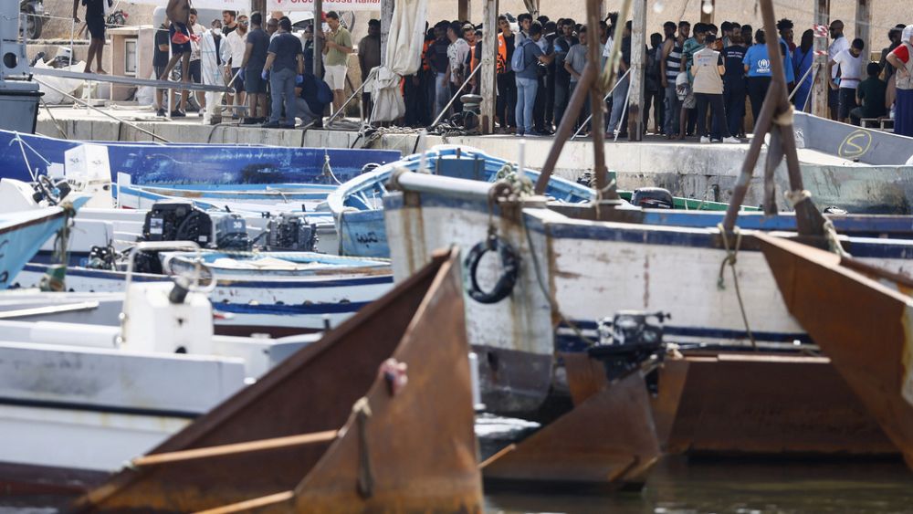 İtalya, teknelerin suya indirilmesini önlemek için denizden abluka geçilmesi üzerine yeni göçmen gözaltılarını kapattı