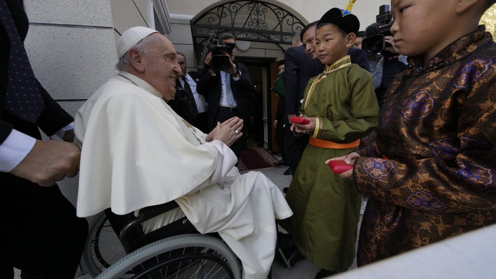 Papa Francis, Moğolistan’a ilk papalık ziyaretinde kliniğini açtı.  Bunun dönüşümle değil hayırseverlikle ilgili olduğunu söylüyor