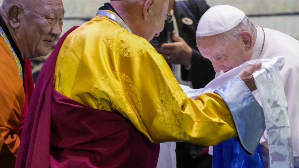 Papa, Moğolistan’ın inancının çeşitliliğini ve uyumunu vurgulamak için şamanlar, kesişler ve evanjeliklerle bir araya geldi