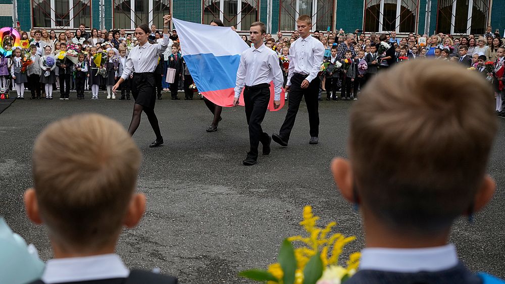 Rus okul çocuklarının yeni okul dönemleri başlarken güncellenmiş tarih kitaplarını kullanacaklar