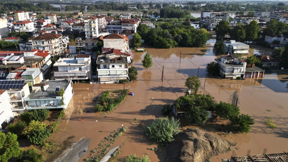 Sel Yunanistan’ın Larissa kentini tehdit ediyor, başka yerlerdeki insanlar kurtarıldı