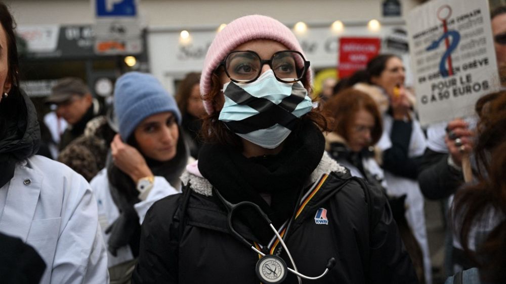 Yorgun, fazla çalışan ve az maaş alan: Avrupa’daki doktorlar neden greve gidiyor?