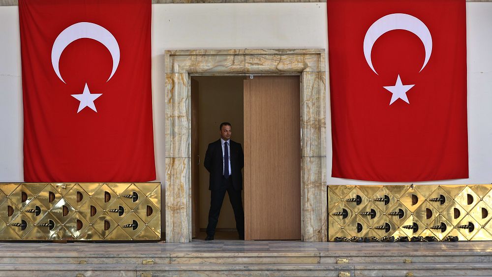 Flaş Haber.  İntihar bombacısı Türkiye’nin başkentinde bir cihazı patlattı, çatışmada ikinci bir saldırgan da öldürüldü