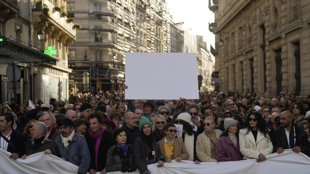 Ortadoğu’da barış bölgeleriyle Paris’te yürüyen kişi