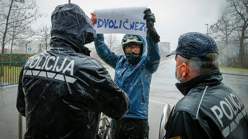 Slovenya binlerce COVID cezasını iade etmeye başladı