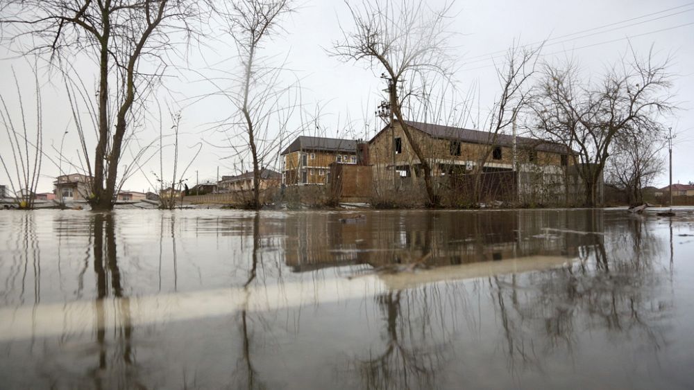 Ukrayna, en az 10 kişinin ölümüne yol açan yıkıcı fırtınanın ardından daha kötü hava koşullarına hazırlanıyor