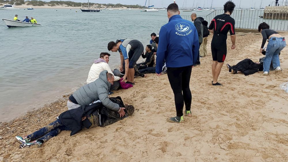 ‘Boğuluyorlardı’: İspanyol kahraman, süratli teknesinden silah zoruyla indirilen göçmenleri kurtardı