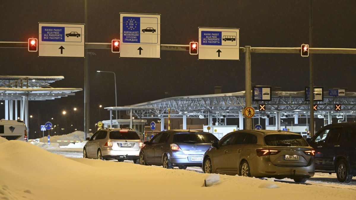 Finlandiya’da, geçici olarak yeniden açılmanın yeni göçmen akınına yol açılması nedeniyle Rusya ile sınırın tamamını yeniden kapatacak