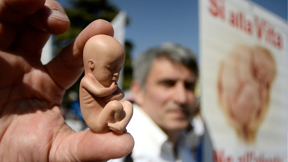 İtalya’da yaşam yanlısı gruplar kürtaj isteyen kadınlara ‘fetal kalp atışı’ dinlemeye zorluyor