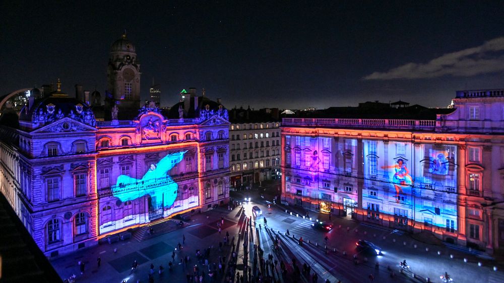 Lyon’un ışık festivali Fransa’daki artan güvenlik tehdidinin ortasında başladı