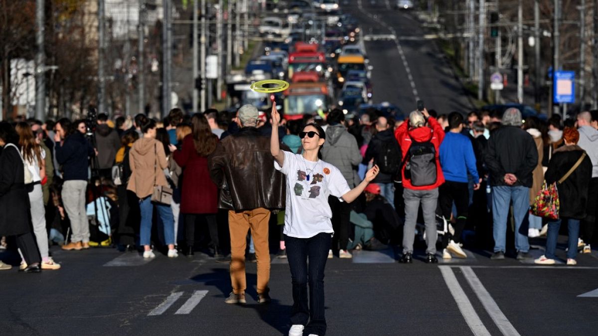 Protestolar çabalarını sürdürürken Belgrad’daki ana yollar kapandı